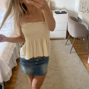 Linne - Intressekoll på denna fina topp 💛Skriv om du har några frågor eller är intresserad av att köpa 😇 Kolla gärna mina andra annonser, om du vill köpa flera grejer kan vi göra kompromisser🫶
