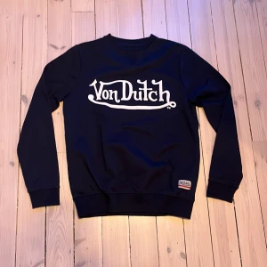 Von dutch tröja - Tja! Säljer denna snygga vintage tröjan för att den har blivit liten. Tröjan är lite liten i storlek. Inga defekter. Hoppas du vill köpa!