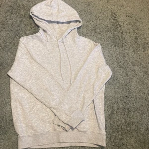 Grå hoodie - Grå hoodie från hm En silver sak saknas på ena bandet