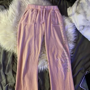 juicy couture byxor - köpte på aliexpress men väldigt bra kvalitet! söt babyrosa färg och fina diamanter med den gamla modellen🤍 lite fläckar men inget som syns mycket, annars bra skick! storlek XS men väldigt stretchig så passar säkert upp till M🤍