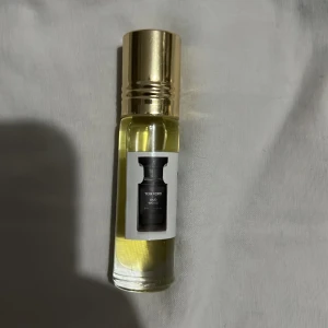 Oud wood parfymolja - Tom fords oud wood, inspirerad parfymolja. Håller extremt hög kvalite och håller länge.  Perfekt vinterdoft för herrarna😍