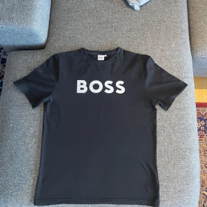 Svart Hugo Boss tröja  - Nice Hugo boss tröja i bra skick 