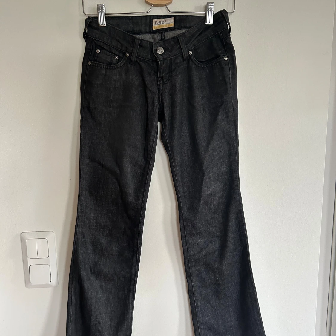 Svarta low waist bootcut jeans - 1