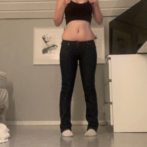 Tiger of Sweden jeans - (För referens är jag ca 159cm) Supersnygga lågmidjade jeans som tyvärr inte längre passar mig som jag vill! Skulle säga att de är bootcut/straight (ser mer skinny ut på bilderna) Otroligt bra skick! Har ni frågor är det bara att skriva till mig här💌