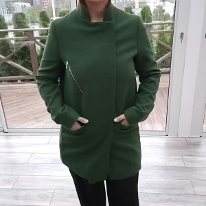 Zara Jacka - Säljer nu min fina vår/höst jacka ifrån ZARA i storlek (L) men passar (M) också. Köpt för flera år sedan men hara bara kommit till användning 2-3 gånger. Skick 10/10 alla dragkedjor funger och band.