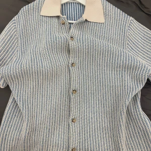 Les deux skjorta - Stickade skjorta i tjockare material Storlek L  Använd 1 gång