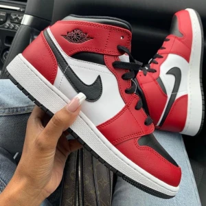 Jordans - Säljer mina nya Jordans ändast använda 2 gånger helt nytt skick säljer pågrund av missnöjd färg eftersom jag ville ha i en annan färg! Nypris 1,600kr men säljer för 600