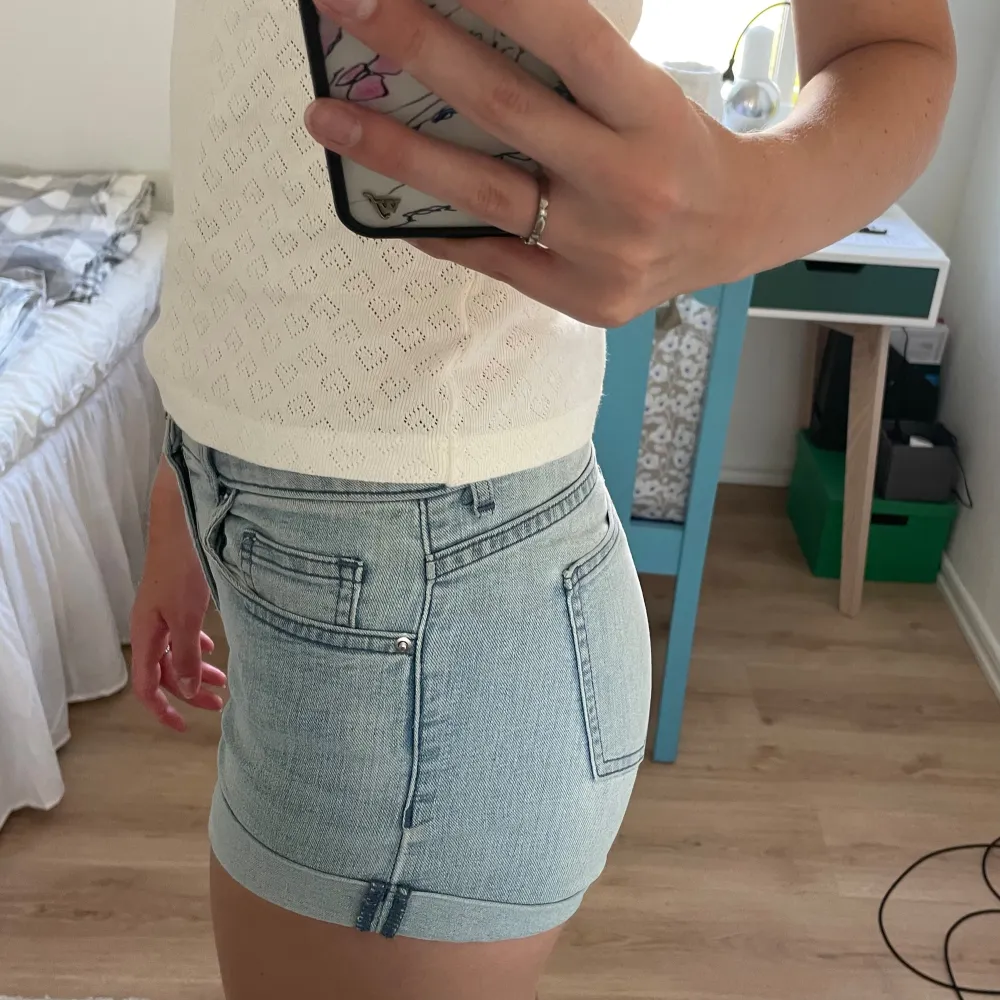 Ljus blåa jeans shorts, super sköna och inte super andvända.. Shorts.