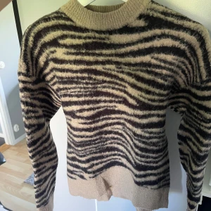Tigermönstrad stickad tröja - Supermysig stickad tröja med tigermönster! Är inte sticksig!!!💓