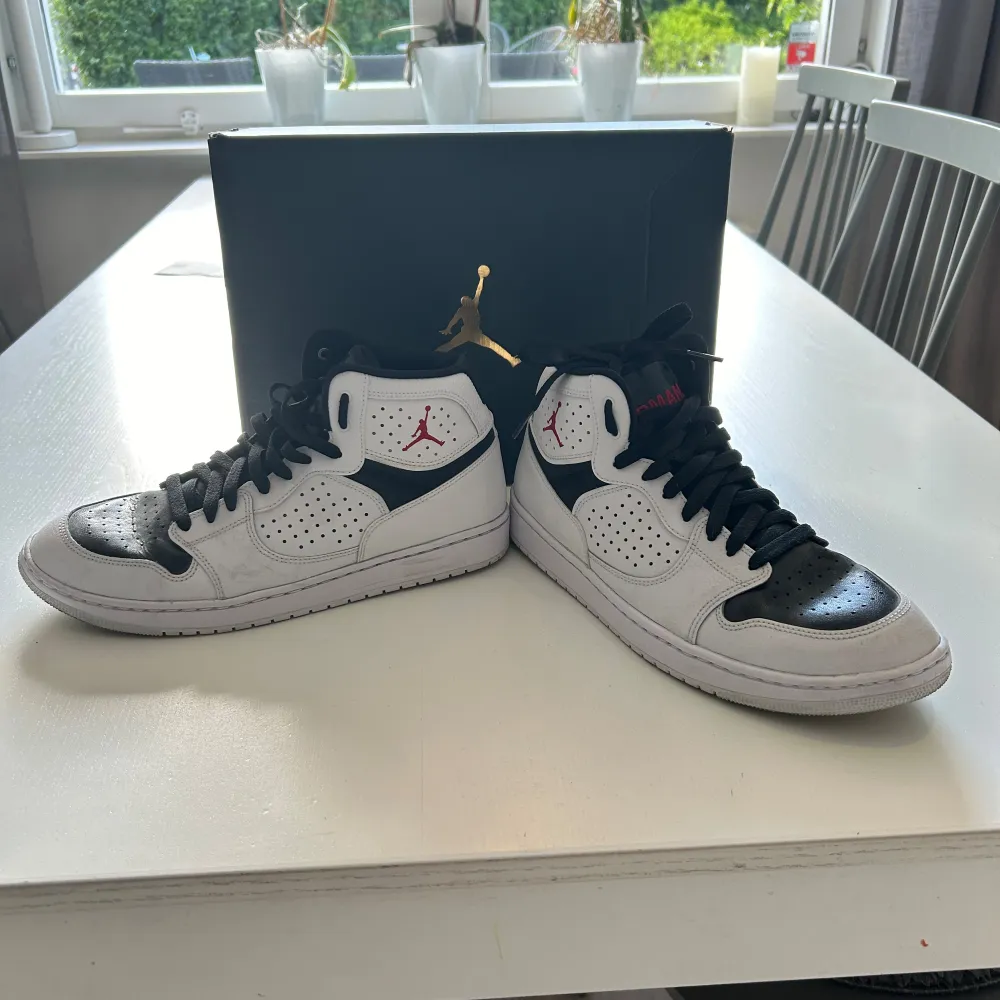 Säljer mina Nike Jordan Access White/Gym Red-Black Stl 44 skor, väldigt bra skick bara använda 2 ganger. Skorna blev tyvärr försmà da fötterna växte snablot. Skorna är sallsynta i Sverige.. Skor.