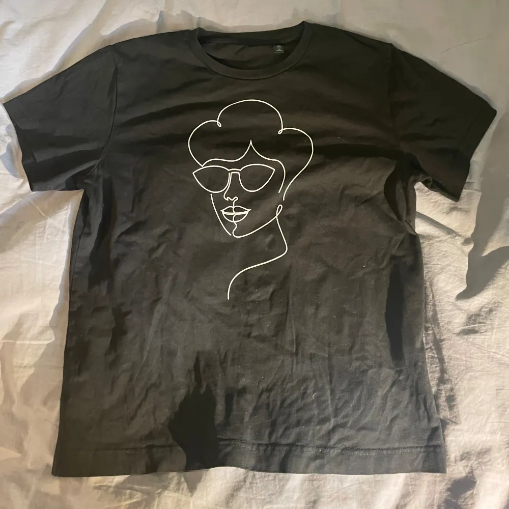 Fin svart t-shirt med tryck. Säljer för att den är för stor och inte använder. Bra kvalitet. Storlek L. Pris kan diskuteras.. T-shirts.