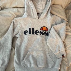 Ellesse hoodie - Bra skick, liten luva, bra passform🥰