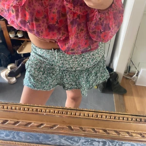 Volangkjol - Jättefin volangkjol från zara, med inbyggda shorts! Storlek M i nyskick! Pris kan diskuteras vid snabb affär 