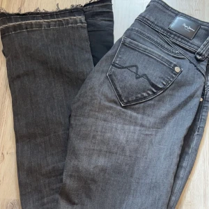 Lågmidjade jeans - Lågmidjade jeans, med två knappar och mönster på bakfickan, från pepe som jag sytt om till bootcut 🩷