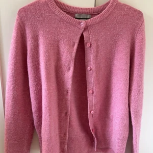 Kofta - Söt, rosa stickad kofta knappt använd 🩷