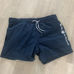 Sail Racing shorts  - Säljer mina bad shorts för 200kr storlek 170. Pris kan diskuteras vid snabba köp.