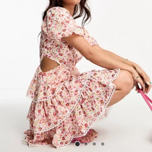 Somrig klänning - Säljer denna så otroligt fina klänningen! Använd 1 gång och i toppskick✨nypris 1489 kr