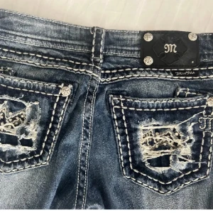 Miss me jeans - (Lånade bilder) Suuuuper snygga lågmidjade bootcut jeans ifrån miss me.💗 Köpta på Plick. Säljer då jag inte får användning av dem. Storlek 27. Några knappdetaljer har lossnat på baksidan, annars är jeansen i väldigt bra skick. Köparen står för frakt💗