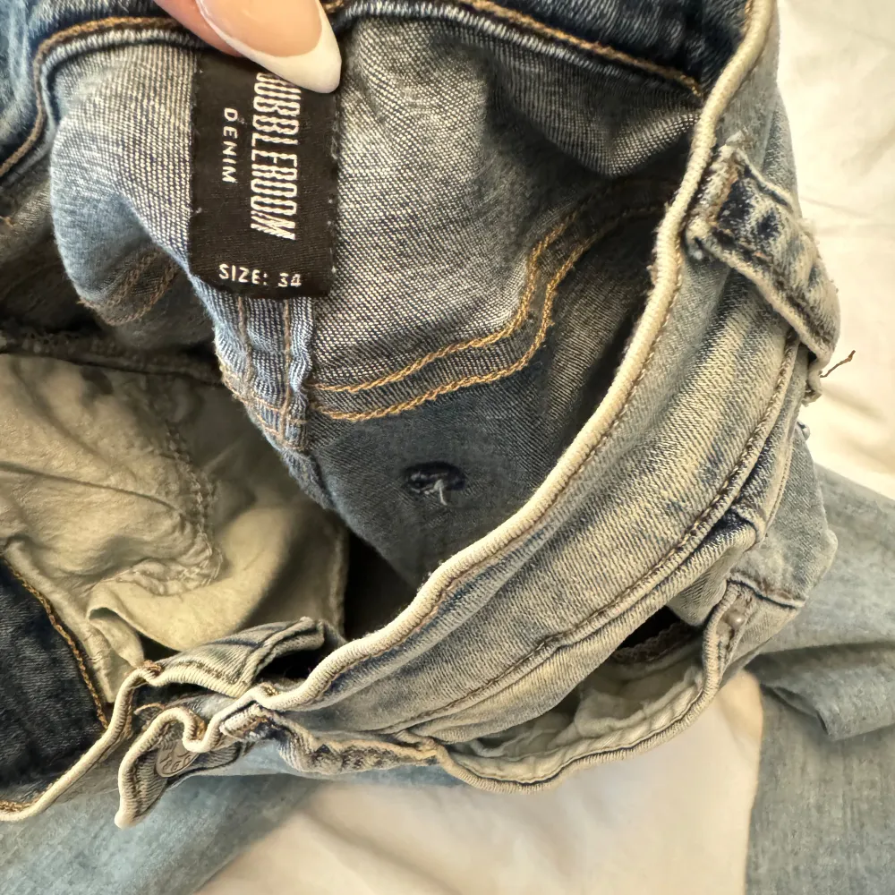 Supersnygga bootcut jeans från bubbleroom, formar superfint men är alldeles för små på mig nu 🩵 kostar 499kr på zalando 🩵 mitt pris går såklart att förhandla vid snabb affär 🩵. Farkut & Housut.