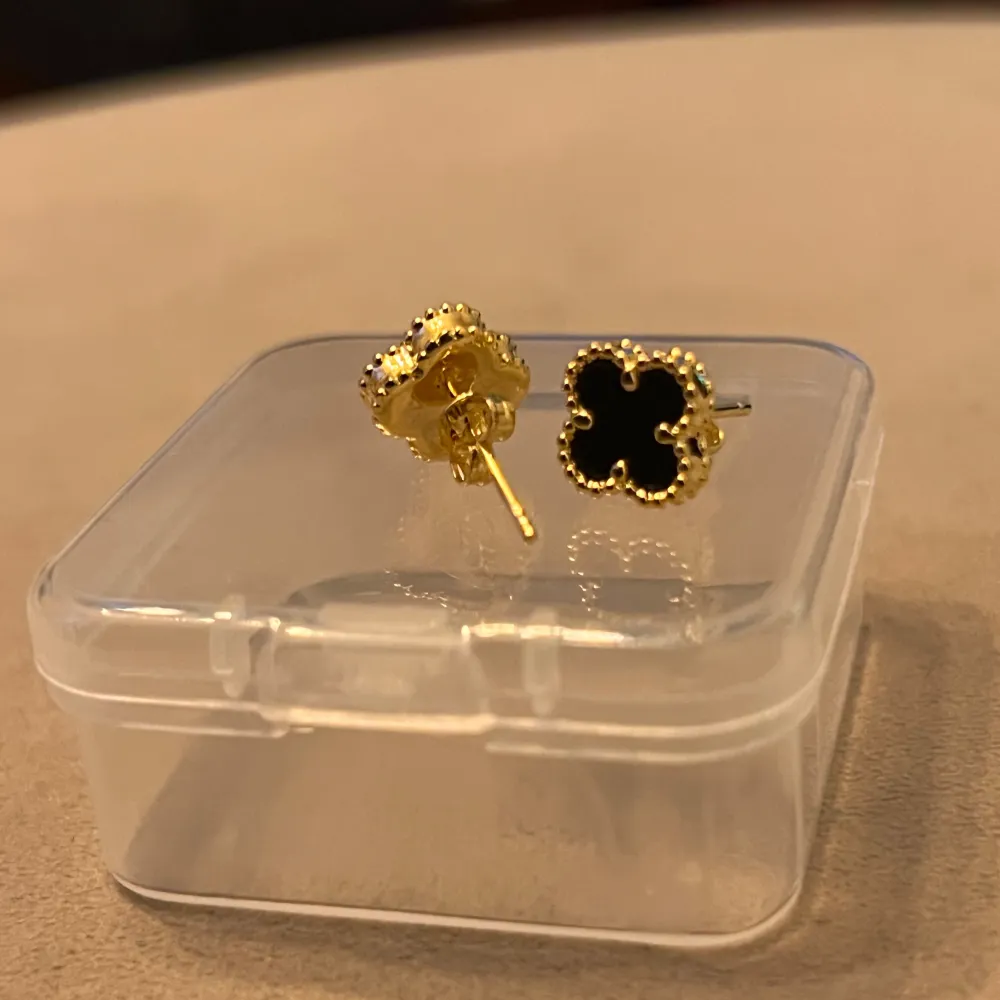 Ett par svarta Van Cleef & Arpels örhängen i 18K guld som aldrig använts då jag redan har ett par andra likadana. Pris kan diskuteras vid snabb affär 🌸  Köparen står för frakt. Accessoarer.