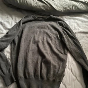 Tjocktröja - En snygg tröja från märket Riley 10/10 skick