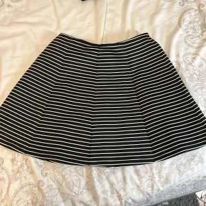 Randig kjol  - En svart vit randig och väldigt fin high waisted kjol som tyvärr blivit för liten ✨🫶