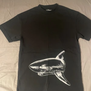 Palm Angles T-shirt - Inte använd så mycket men fortfarande i perfekt skick. Skicka ett meddelande vid fler funderingar ✅👍🏼