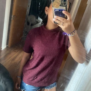 Topp - Så snygg vinröd t-shirt/topp som passar till typ allt. Säljer för att jag personligen inte tycker att jag passar i vinrött.💓 Använd 3-4 gånger.