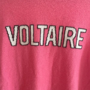 Zadig & Voltaire tröja - En ganska ny Zadig & Voltaire tröja som jag fick i present men den var tyvär för liten så jag har inte kunnat använda den så mycket så den är i väldigt bra skick! Ganska tunn men håller värmen bra på kalla dagar. VID SNABB AFFÄR KAN PRISET DISKUTERAS