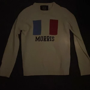 Morris tröja - Vit morris tröja Används några gånger men i bra skick 9/10. Passar de som har grisch stilen just nu🔥💯. Snygg färg och passar till mycket. Kontakta mig om du har en fråga.