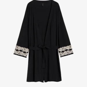 Kimono från intimissimi  - Bra skick, skönt material, använd fåtal gånger, säljer pga kommer inte till användning Original pris 859🩷