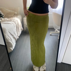 Kjol - Säljer denna snygga kjolen då den inte kommer till användning!🌸 Den kan även användas som klänning! 👗 