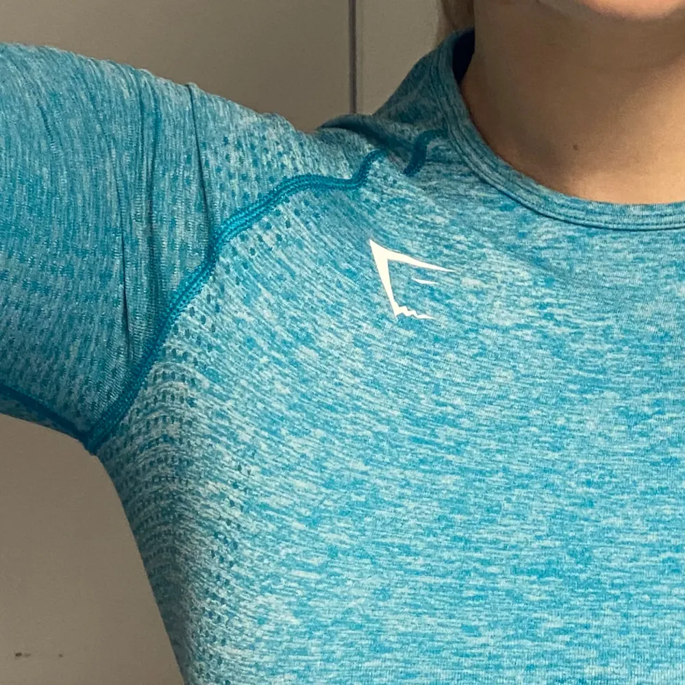 Skön tröja att träna i från gymshark! Snygg turkos färg🥰 sparsamt använd! Fint skick!. Sportswear.