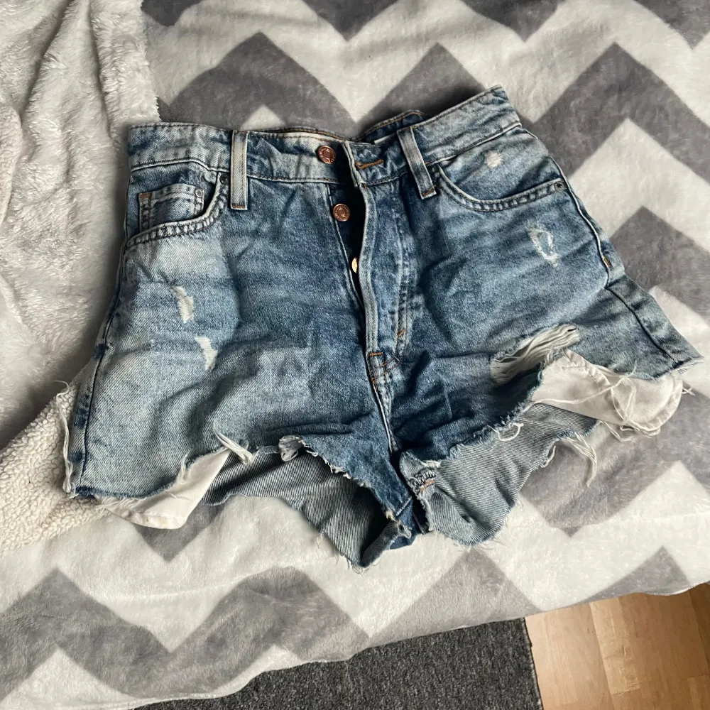 Denim shorts från h&m. Använd men i fint skick. För små för mig.. Shorts.