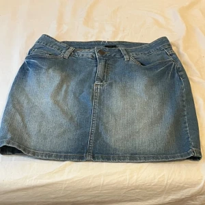 lågmidjade jeanskjol - Aldrig använd utan köpt begagnad och superfint skick!!! Storleken är 38 EUR