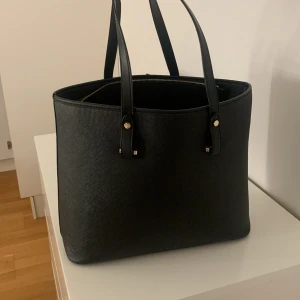 Väska - Säljer min fina och jätte bra väska, fin och får plats mycket saker i