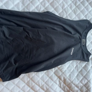 Svart Träningslinne  - Storlek xs. Är i bra skick.Änvänd 1-2 gånger.Linnet kommer ifrån Stronger.