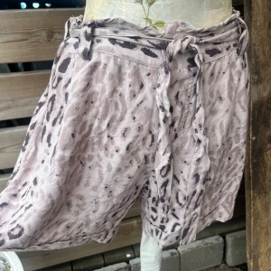 Nya! Super fina shorts från Ajlajk  - Helt nya luftiga sköna shorts i viskos från Ajlajk i stl M. Fickor i sidorna, dragkedja, knapp och knyt i midjan. Ljusrosa, grå mönstrade. Nypris 499;- (har matchande linne till salu också)