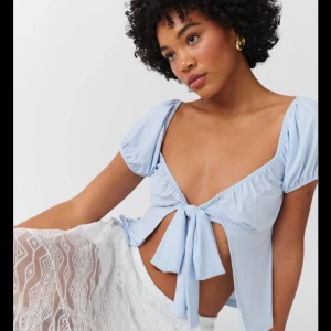 Blå super fin tröja me knyt - Den köptes för 300kr och säljer den för 200kr den är helt oanvänd bara provat den har även prislapp kvar❤️❤️