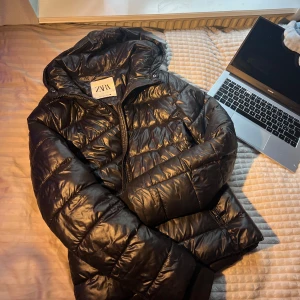 En Svart vinterjacka -  Denna jacka kommer väldigt bra skick och det är inga problem med själva jackan. Om man vill ha jackan med päls kan man Skriva privat så jag jag kan skicka bild. (Det kostar inte extra med päls). Köpt den för 500 men är öppen för prisförslag !!