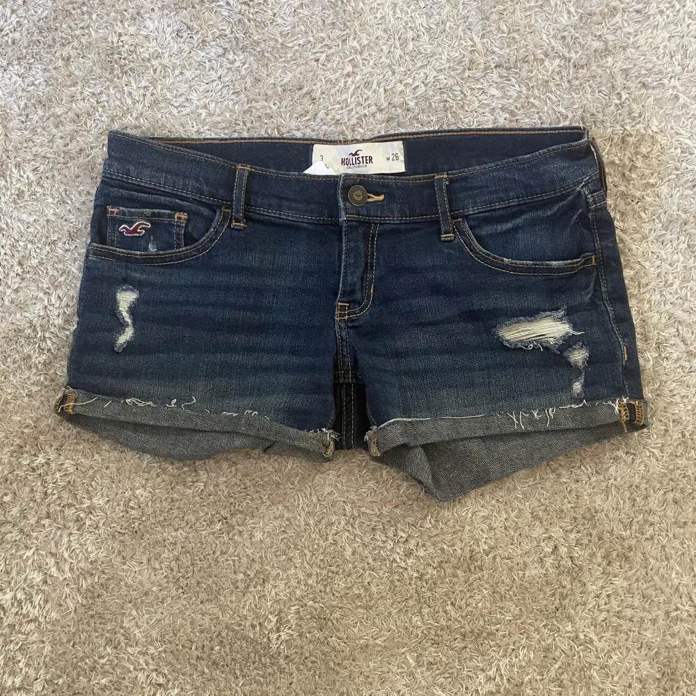 Lågmidjade jeansshorts från hollister. ❤️Köpta second hand på zalando men har aldrig använt dom för passar inte. Är lite stora i storleken💕 väldigt bra skick och skitsnygga. Shorts.