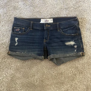 Lågmidjade jeansshorts - Lågmidjade jeansshorts från hollister. ❤️Köpta second hand på zalando men har aldrig använt dom för passar inte. Är lite stora i storleken💕 väldigt bra skick och skitsnygga