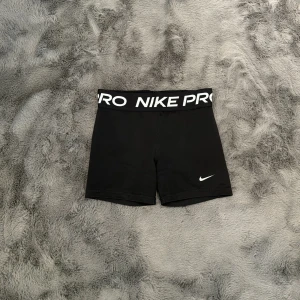Nike Pro Shorts - Vet ej storleken med skulle säga runt folk med XXS-XS. Bra passform