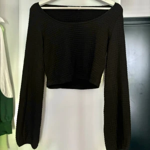 Svart topp - Långärmad tröja/topp från nakd. Använd 1 gång. 