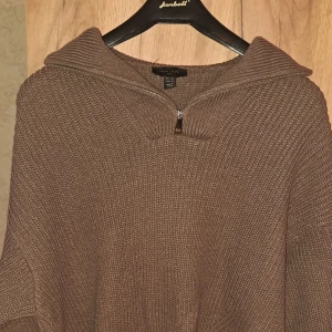 Brun Halfzip  Newlook - En brun halfzip fårn New look med ett billigt pris. Tröjan funkar för personer med L i storlek  Orginal pris ligger runt 500 Skick 8/10