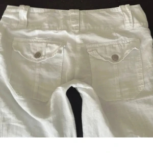 Lågmidjade linnebyxor  - Säljer dessa såå snygga och unika linnebyxorna med så fina detaljer på bakfickorna. Byxorna är lågmidjade och boot cut, passar någon som är ca 165, de är för små för mig så skickar tyvärr inga bilder på. 💗
