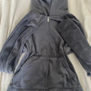 Grå jacka i velour - En mjuk och bekväm croppad grå jacka i velour. inga defekter, ser helt ny ut. Perfekt för kyligare dagar. pris kan diskuteras, skriv vid frågor❣️