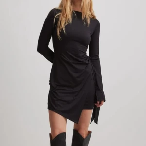 KLÄNNING - Svart miniklänning med omlott från NAKD