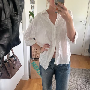 Skjorta - Superfin linneskjorta från zara! Storlek S (lite oversized)! Aldrig använd💓Säljer för 70kr! Hör av er vid frågor💓