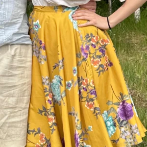 gul blommig midikjol - Somrig kjol i midi-längd! Använd på midsommar en gång, superfin och skön 💛 Har dragkedja och en knapp i ryggen.  💫Kolla gärna min profil, jag har lagt upp massa nya grejer! 💫